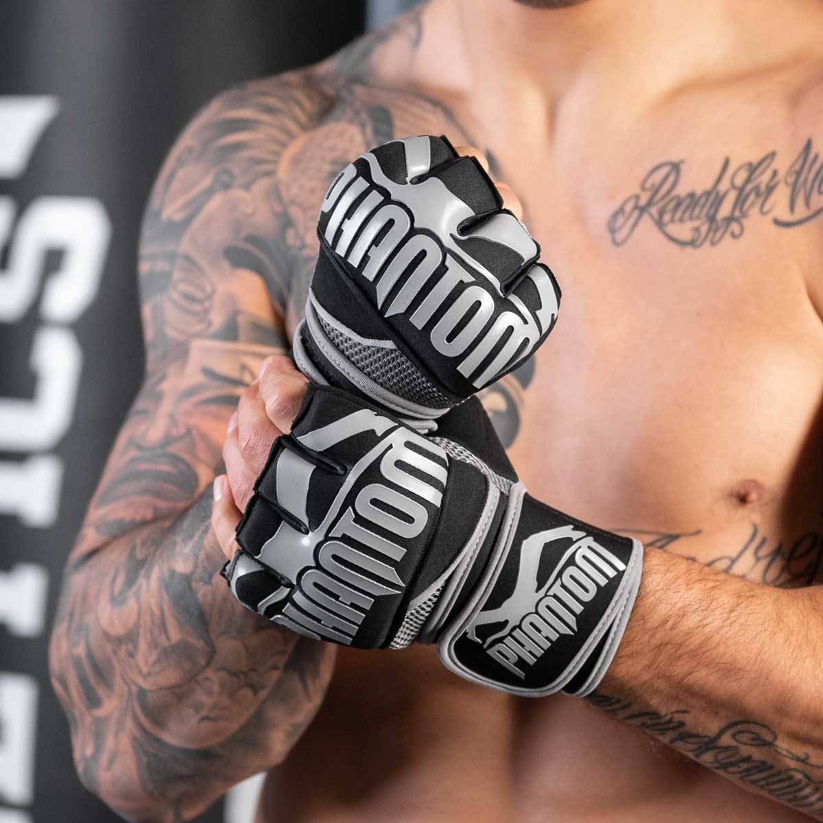 UFC Fighter Aleks Rakic mit den Phantom Impact Gel Neopren Handschuhen für sein nächstes Kampfsporttraining.