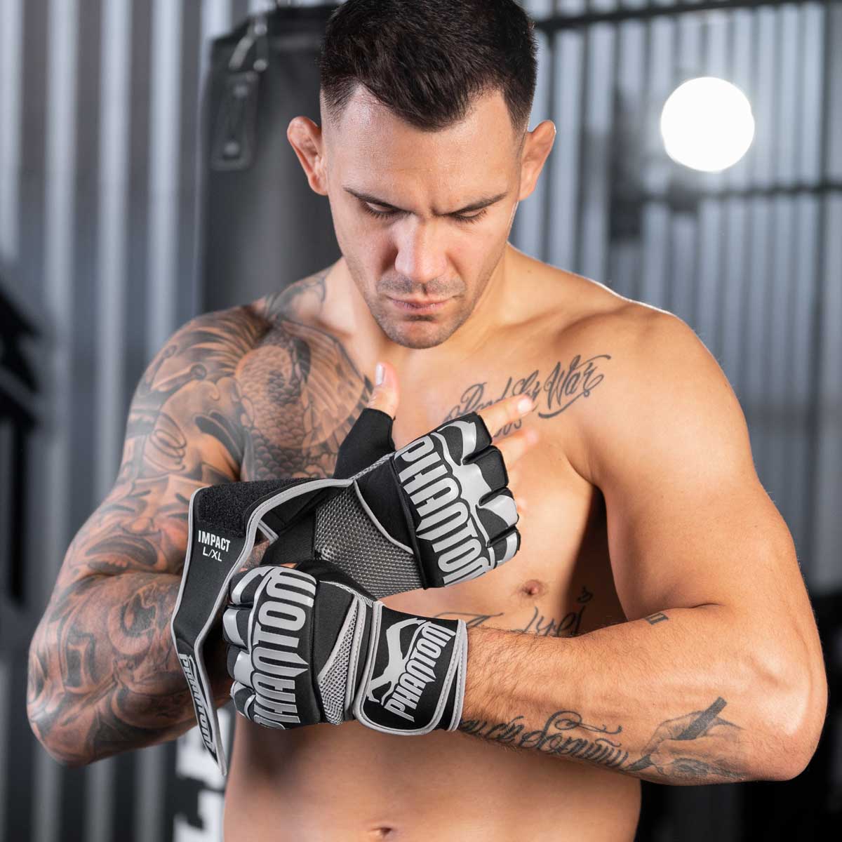 UFC Fighter Aleks Rakic mit den Phantom Impact Gel Neopren Handschuhen für sein nächstes Kampfsporttraining.