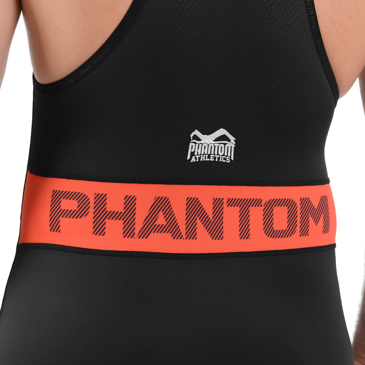 Das Ringertrikot Phantom STORM verfügt auf der Rückseite über einen atmungsaktiven Einsatz, farbige Streifen nach UWW Vorgaben und hochwertige Silikon Logos.