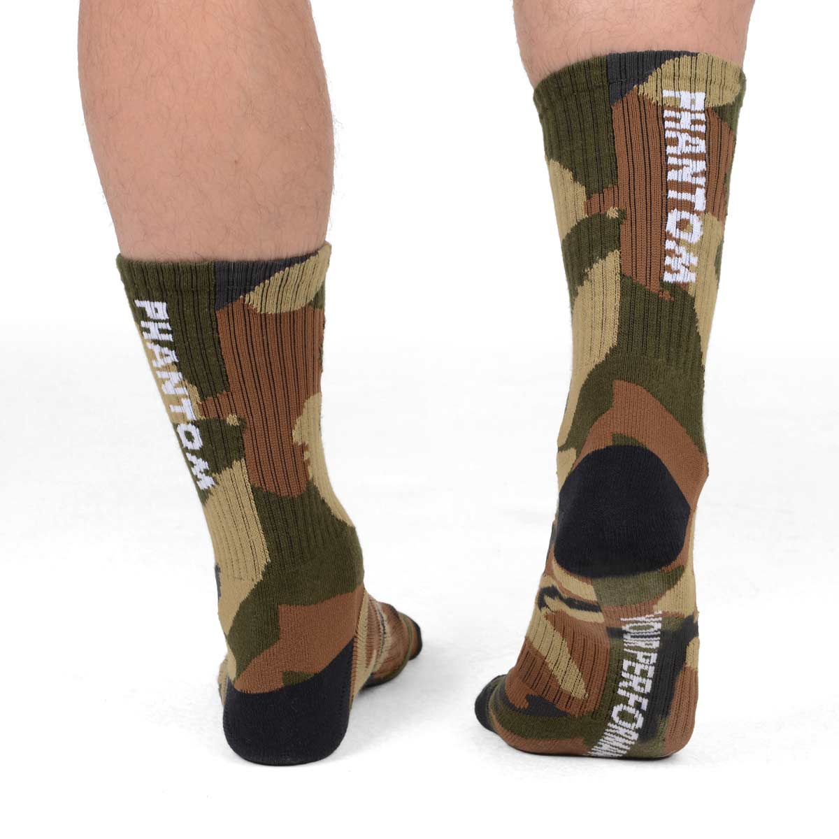 Mit feuchtigkeitsableitendem Material halten die Performance Socken Woodland Camo die Füße auch bei intensiven Workouts trocken und frisch. Die verstärkten Bereiche bieten extra Stabilität und Komfort. Das Woodland-Camo-Design verleiht diesen Socken einen stilvollen, robusten Look.