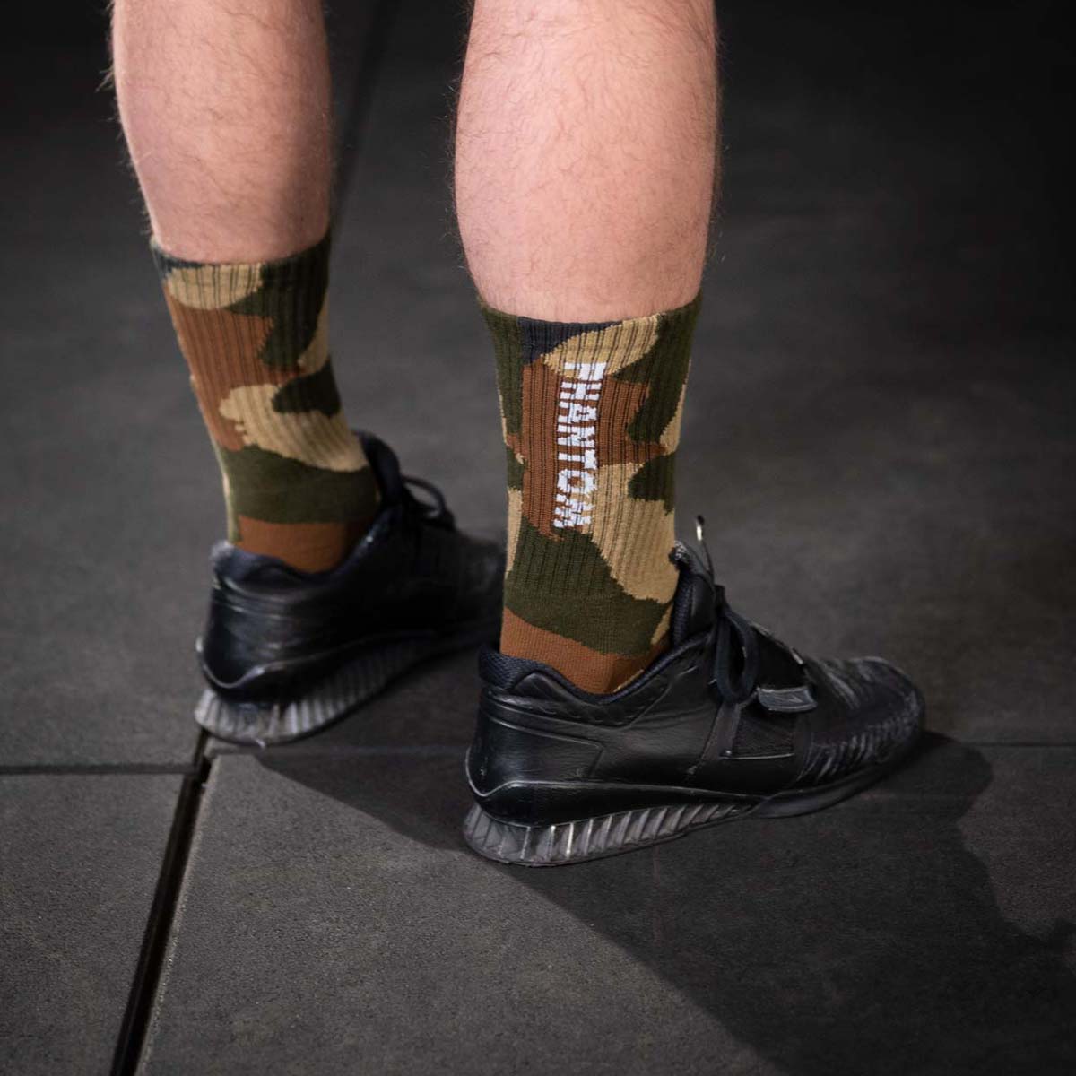 Die Socken Performance Woodland Camo von Phantom Athletics sind speziell für Sportler entwickelt, die Wert auf Komfort und Halt legen. Die atmungsaktive Struktur und gepolsterte Sohle machen sie perfekt für lange Trainingseinheiten. Das klassische Camouflage-Design sorgt für einen dynamischen und sportlichen Stil.