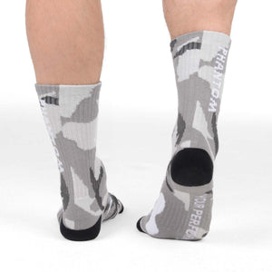 Die Socken Performance Urban Camo bieten durch ihr nahtloses Design und das weiche Material optimalen Tragekomfort. Ideal für das Training und für Freizeitaktivitäten, verhindern sie unangenehme Reibung und bieten eine perfekte Passform. Das Urban-Camo-Muster macht sie besonders stylisch.