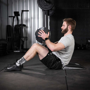 Mit ihrem feuchtigkeitsableitenden Material halten die Performance Socken Urban Camo die Füße während des Trainings angenehm trocken. Diese Socken bieten durch die verstärkten Bereiche Stabilität und Komfort bei jedem Schritt. Das coole Urban-Camo-Design verleiht ihnen einen einzigartigen Look.