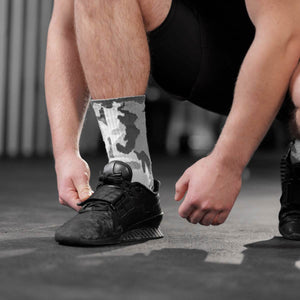 Diese Performance Socken Urban Camo bieten mit ihrer verstärkten Fußsohle und dem flexiblen Bund perfekten Sitz und Stabilität. Geeignet für Fitness, Kampfsport und den Alltag, bieten sie hohen Komfort bei jedem Schritt. Das Urban-Camo-Muster rundet das sportliche Design ab.