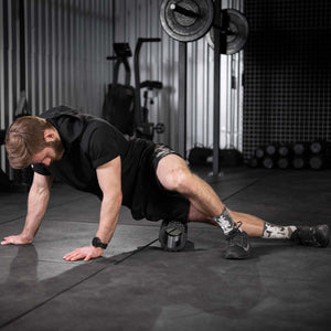 Die Socken Performance Urban Camo kombinieren ein robustes Design mit hoher Atmungsaktivität und bieten Stabilität und Halt im Training. Die gepolsterte Sohle und der bequeme Sitz machen sie ideal für Sportarten wie MMA und Crossfit. Das modische Camo-Muster bringt dabei Stil ins Training.