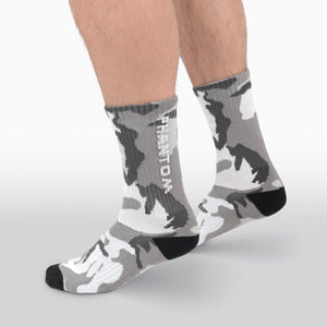Die Socken Performance Urban Camo von Phantom Athletics bieten optimalen Komfort und Stabilität bei intensiven Trainingseinheiten. Mit ihrem atmungsaktiven Material halten sie die Füße auch bei langen Workouts trocken und kühl. Das stylische Urban-Camo-Design verleiht diesen Sportsocken einen modernen Look.