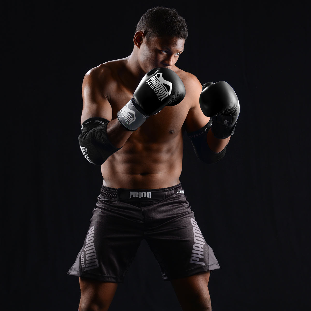 MMA Fighter Djamil Chan mit den Phantom Ultra Boxhandschuhen im Sparring