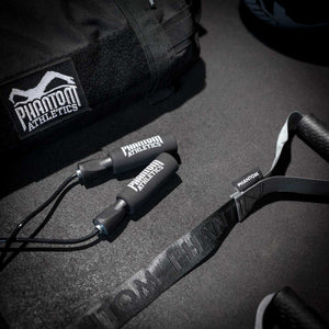 Das Professional Set von Phantom Athletics ist eine All-in-One-Lösung für Kampfsportler. Es hilft dir, deine Trainingsziele zu erreichen, indem es Kraft, Stabilität und Beweglichkeit fördert.