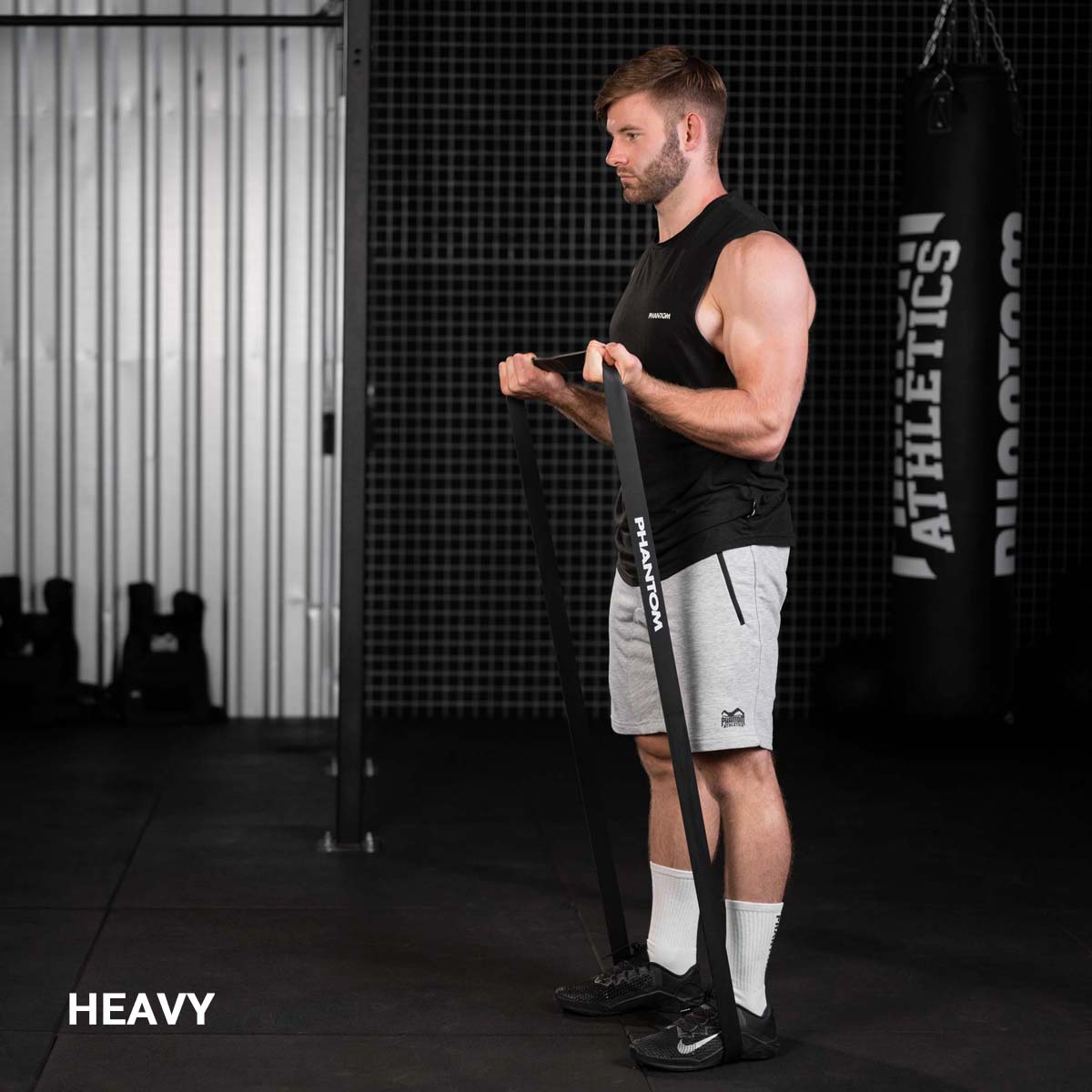 Phantom Athletics Resistance Band Light, entwickelt für Kampfsportler und Fitnessenthusiasten. Unterstützt intensive Workouts und präzise Bewegungsabläufe.