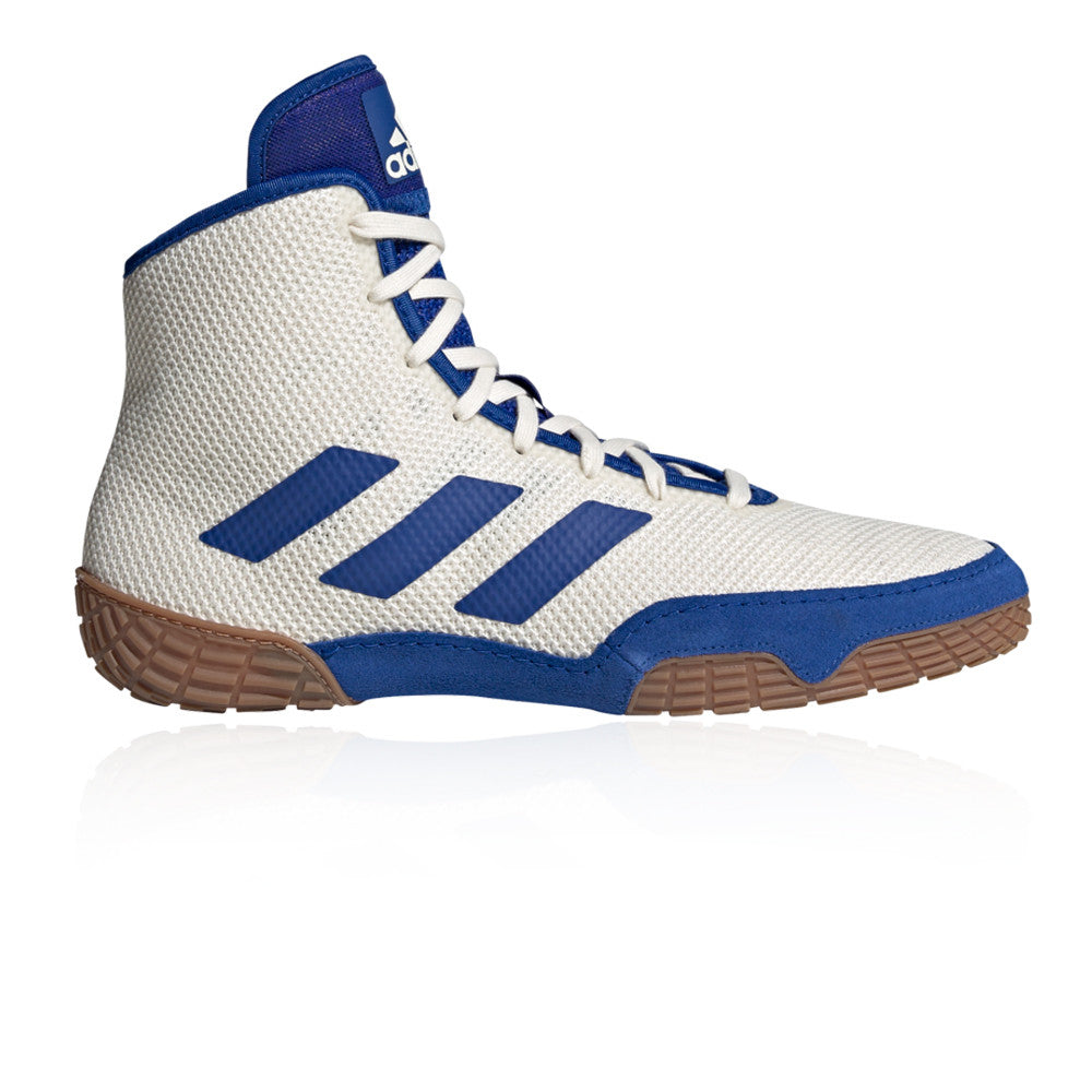 Der Adidas Tech-Fall Ringerschuhe in der Farbe weiß/blau. Jetzt zum Bestpreis bei Phantom Athletics. Adidas Ringerschuhe zählen zu den meistgefragten Schuhen bei Ringern weltweit, da sie eine überragende Qualität, gepaart mit ultimativem Komfort. Die stabile Sohle sorgt für Traktion auf der Ringermatte. 