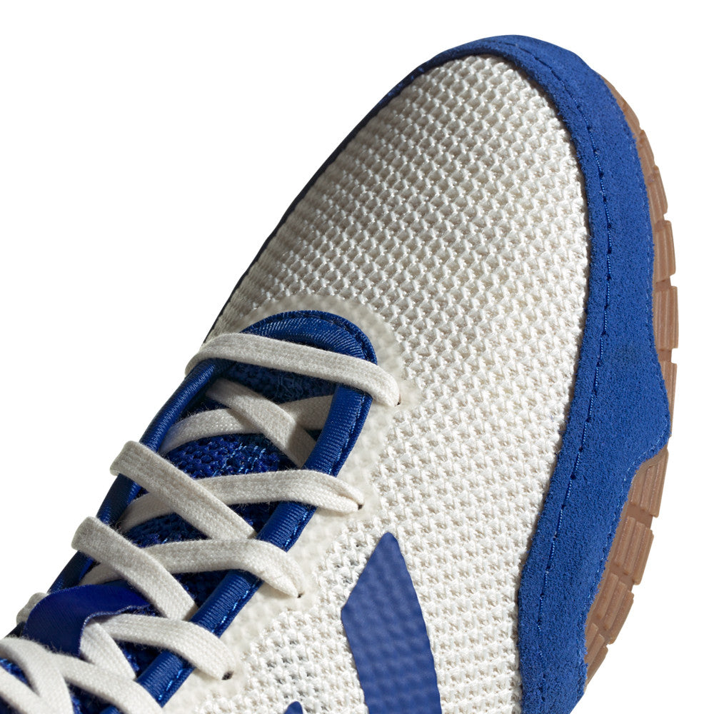 Der Adidas Tech-Fall Ringerschuhe in der Farbe weiß/blau. Jetzt zum Bestpreis bei Phantom Athletics. Adidas Ringerschuhe zählen zu den meistgefragten Schuhen bei Ringern weltweit, da sie eine überragende Qualität, gepaart mit ultimativem Komfort. Die stabile Sohle sorgt für Traktion auf der Ringermatte.  Code: 8171