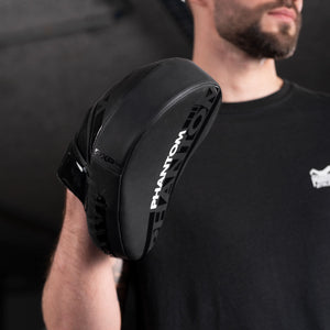 Robuste Boxing Pads Apex von Phantom Athletics, perfekt für Trainer und Kampfsportler. Unterstützt effektives Schlagtraining und fördert präzise Technik.