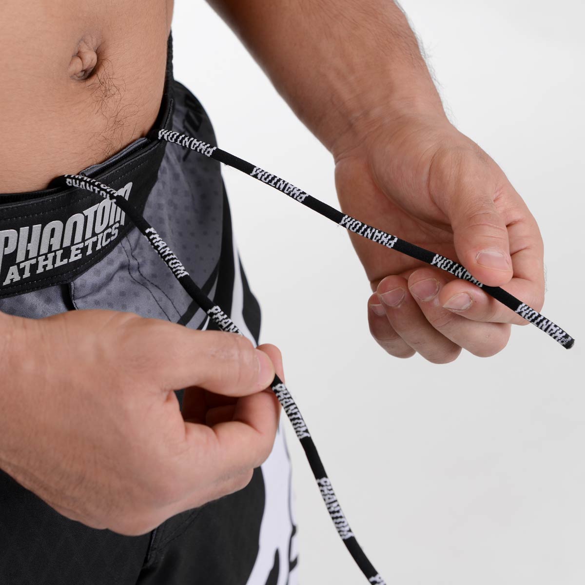 Hochwertige Storm Nitro Fightshorts von Phantom Athletics, ideal für Kampfsport und Fitness. Perfekt für dynamische Workouts und anspruchsvolle Trainingseinheiten.