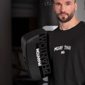 Leistungsstarke Kick Pads Apex von Phantom Athletics, ideal für Muay Thai und MMA-Training. Bieten optimale Stoßdämpfung und eine ergonomische Form für präzises Schlag- und Tritttraining.