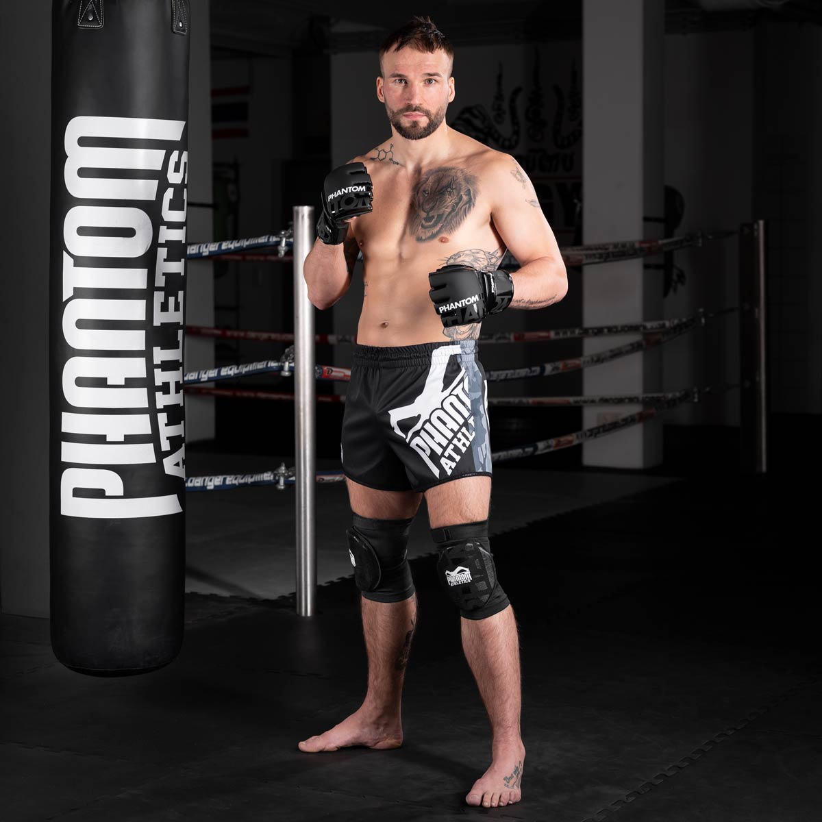 Robuste Knieschoner von Phantom Athletics, speziell für Striking-Übungen und Sparring im Kampfsport. Schützt die Knie vor Verletzungen und sorgt für sicheren Halt auch bei intensiven Workouts.