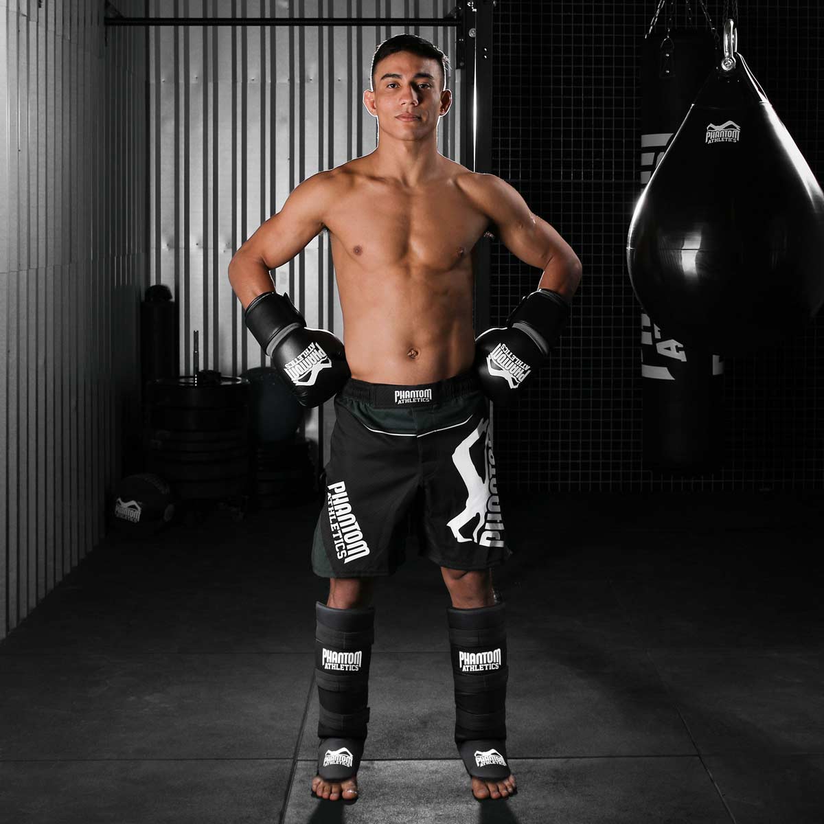MMA Fighter und KSW Champ Daniel Torres mit den Phantom Impact Basic Schienbeinschonern im Gym vorm Training