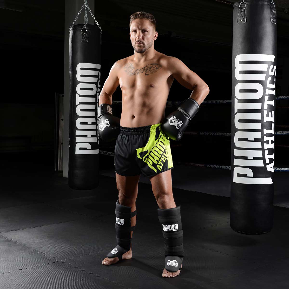 Kickboxer mit den Phantom Impact Basic Schienbeinschoner im Kampfsport Gym