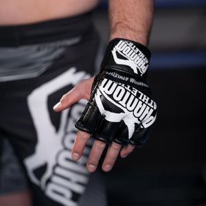 MMA Handschuhe Blackout Edition von Phantom Athletics – starker Schutz für Handgelenke und Knöchel, ideal für ambitionierte Mixed Martial Arts Athleten.