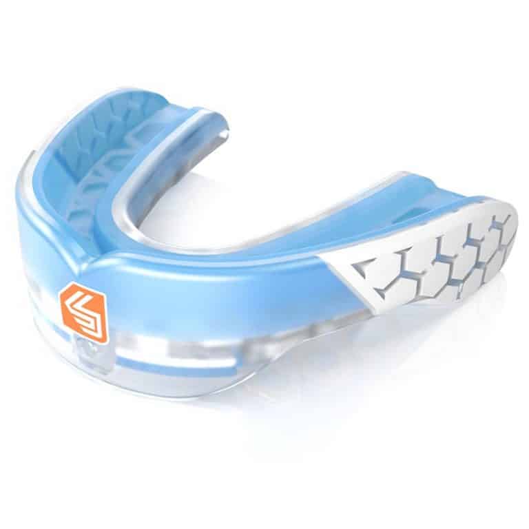 Der Zahnschutz Gel Max Power Trans Blue von Phantom Athletics bietet dir zuverlässigen Schutz bei Schlägen und Takedowns – ideal für MMA, Boxen und andere Kontaktsportarten. Dank Gel-Technologie passt er sich optimal an dein Gebiss an und sorgt für hohen Tragekomfort.