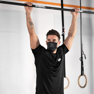 Die Facemask Tactic Black Camo von Phantom Athletics kombiniert modernes Design mit Funktionalität. Perfekt für Kampfsportler und Fitnessliebhaber, die Wert auf Schutz und Stil legen.