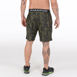 Hochwertige Phantom Athletics Training Shorts im Shadow Army Design, speziell für Kampfsportler entwickelt. Ergonomische Passform bietet optimalen Halt und Komfort während des Trainings.