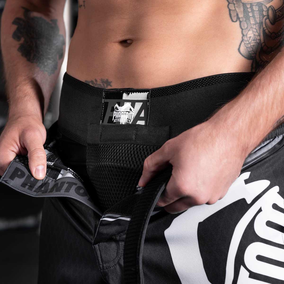 Apex Tiefschutz von Phantom Athletics, ideal für MMA-Training und Sparring. Langlebige Konstruktion und stoßdämpfende Polsterung bieten zuverlässigen Schutz in jeder Situation.