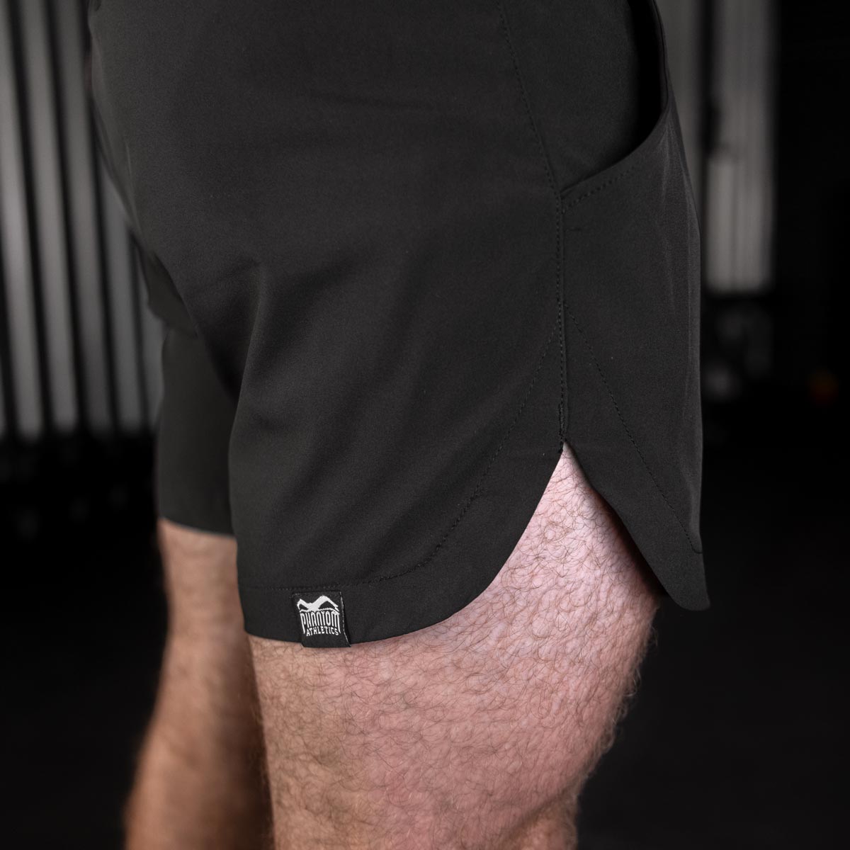 Stylische Training Shorts Laser Black von Phantom Athletics, ideal für Muay Thai und Fitness. Atmungsaktives Material sorgt für hohen Komfort auch bei intensiven Workouts.