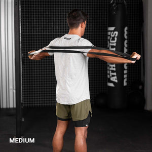 Kompaktes Resistance Band Light von Phantom Athletics, ideal für MMA-Workouts und Mobilitätsübungen. Leicht zu transportieren und vielseitig in der Anwendung.