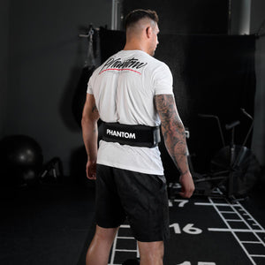 Phantom Athletics Gewichthebergürtel für Powerlifting und Kampfsporttraining. Perfekt für intensive Trainingseinheiten mit maximaler Stabilität und Halt.