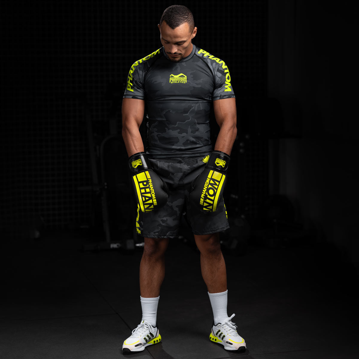 Die Phantom EVO Fightshorts sind die idealen Shorts für deinen Kampfsport. Ganz egal ob MMA, BJJ, Kickboxen oder Muay Thai. Durch das ultraleichte, elastische, reissfeste und schnelltrocknende Material bieten sie die volle Bewegungsfreiheit und maximalen Komfort, so dass du dich ganz auf deinen Fight oder dein Training konzentrieren kannst. Hier in der Farbe Neon Camo. MMA Fighter beim Training.