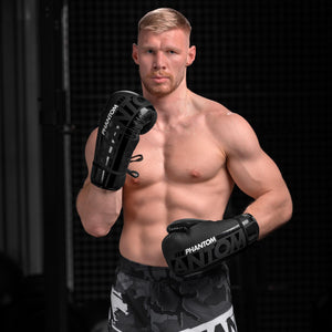 Die Phantom Boxhandschuhe APEX Laced. Mit Schnürung für Profi Training und Wettkampf.  Kickboxer Jannik Drews beim Training.
