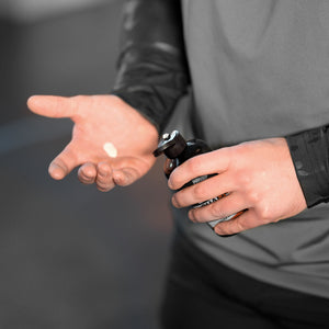 Phantom Liquid Chalk für Kampfsport und Krafttraining, das ein Abrutschen der Hände verhindert. Ideal für MMA, Muay Thai und Fitnessübungen mit hohen Anforderungen an den Grip.