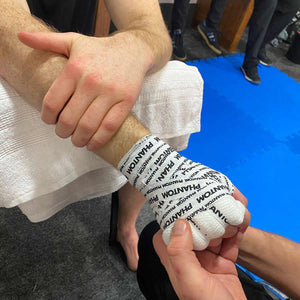 Profi Cutman Stefan Lems beim Bandagieren mit den Phantom Pro Tapes. Profi MMA Tapes für Wettkampf und Training.