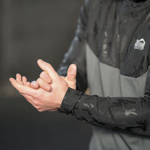 Phantom Athletics Liquid Chalk für professionelle Kampfsportler und Fitness-Fans. Entwickelt für optimale Griffigkeit bei MMA, Kickboxen und funktionellem Training, um den Fokus zu halten.