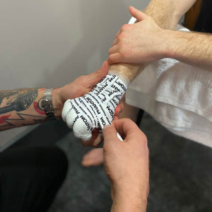 Profi Cutman beim Bandagieren von MMA Bandagen mit den Phantom Pro Tapes.