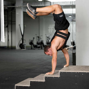 Leistungsstarkes Phantom Athletics Trainingsset für effektives Kampfsporttraining. Entwickelt für intensive Workouts in MMA, Kickboxen und anderen Kampfsportarten, bei denen Funktionalität entscheidend ist.