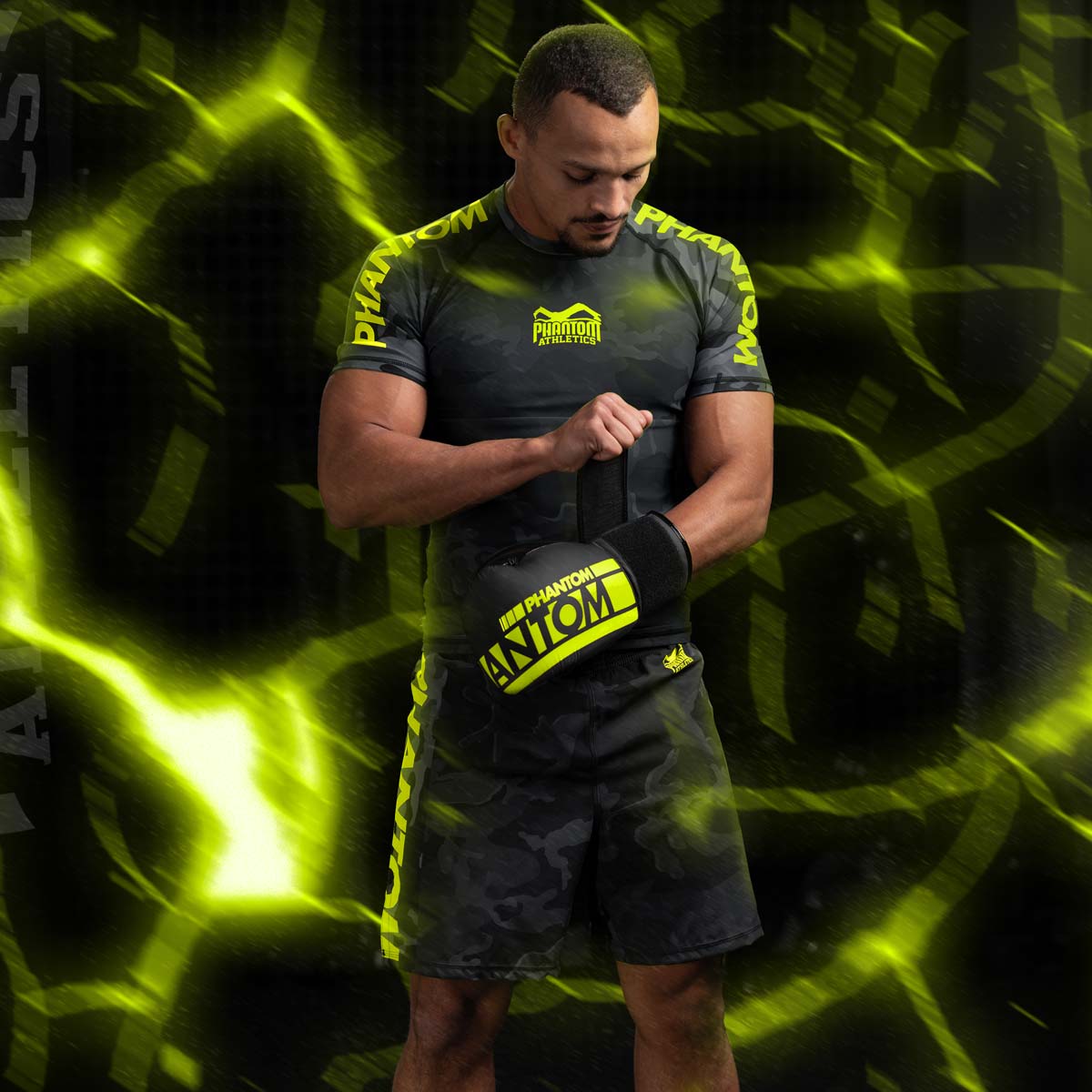 Die Phantom EVO Fightshorts sind die idealen Shorts für deinen Kampfsport. Ganz egal ob MMA, BJJ, Kickboxen oder Muay Thai. Durch das ultraleichte, elastische, reissfeste und schnelltrocknende Material bieten sie die volle Bewegungsfreiheit und maximalen Komfort, so dass du dich ganz auf deinen Fight oder dein Training konzentrieren kannst. Hier in der Farbe Neon Camo. MMA Fighter mit der Phantom NEON Collection.