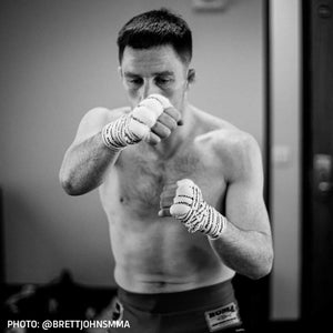 Bellator Fighter beim Aufwärmen mit den Phantom Pro Tape Bandagen. 
