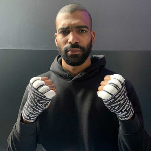 Profi MMA Fighter mit bandagierten Händen und den Phantom Pro Tapes.