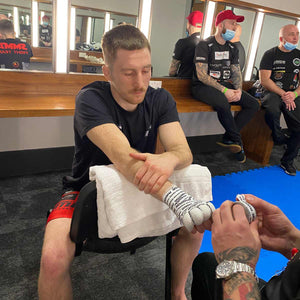 Profi Cutman Stefan Lems beim Bandagieren mit den Phantom Pro Tapes. 