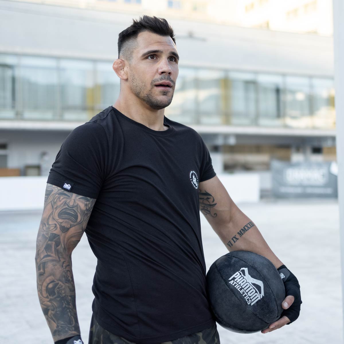 Professionelles Kampfsport-Set für effektives Training und maximale Ergebnisse. Optimal für alle, die ihre Technik und Fitness im Boxen, MMA und Grappling verbessern wollen.